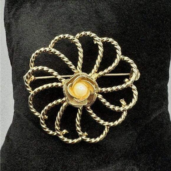 Vintage Jewelry Gold Tone Round Twist Flower Rose Faux Pear Rose Brooch Pin - Picture 1 of 6